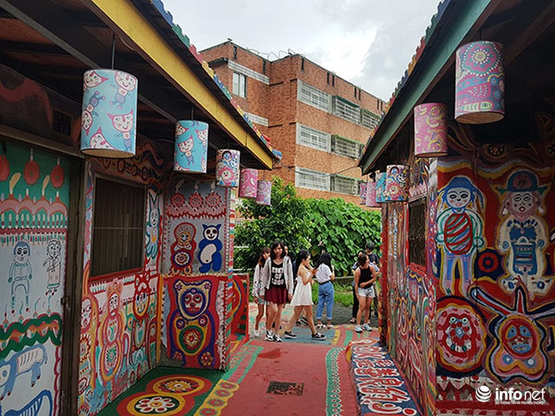 Để rồi chính những bức tranh đó đã giúp ngôi làng thoát khỏi sự hủy diệt của cơn lốc hiện đại hóa...