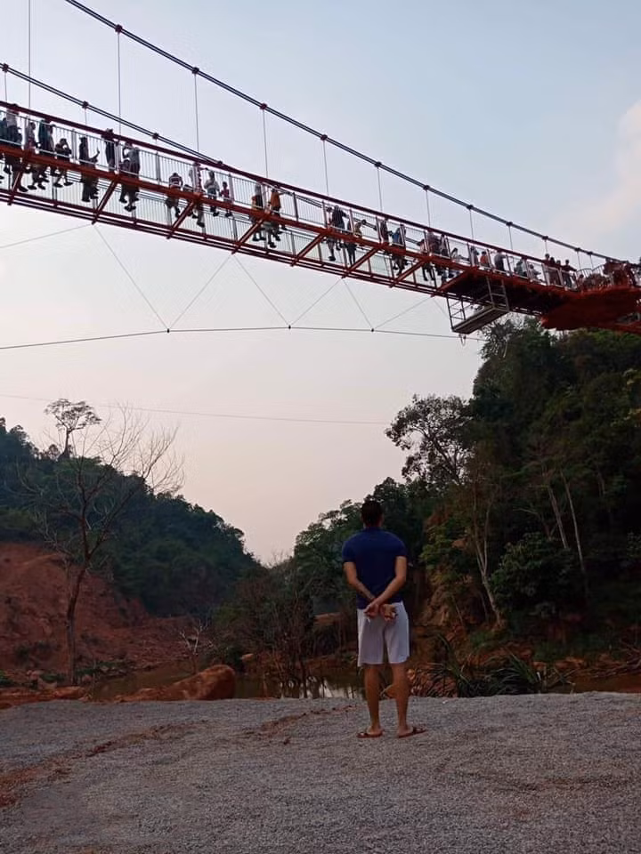 Con đường phía dưới cầu kính, đây được xem là nơi Đ.T. đã chụp lén những bức ảnh khiếm nhã kia.
