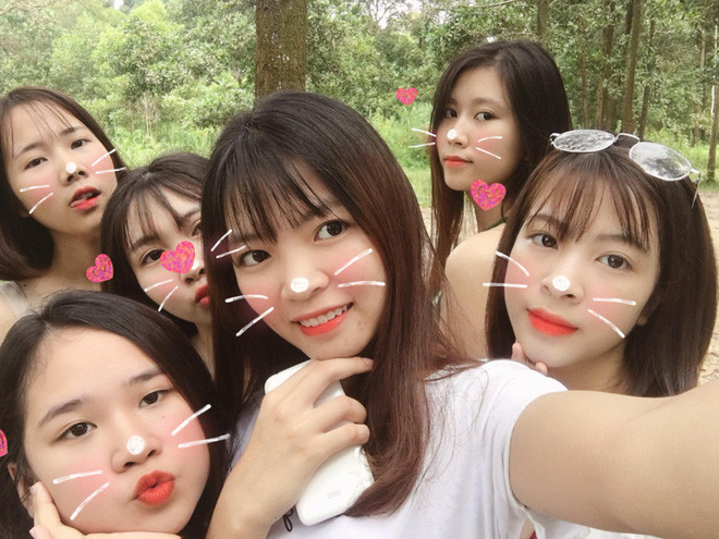 Nhóm nữ sinh biến phòng ký túc xá thành studio "sống ảo" còn được chú ý vì vẻ ngoài xinh xắn.