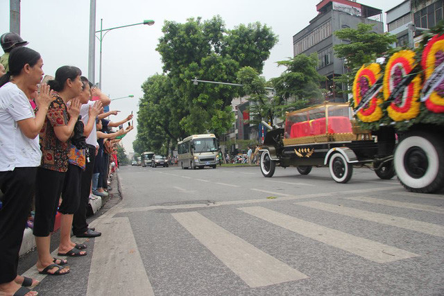 Tại nút giao Kim Mã-Núi Trúc, dù trời đã bắt đầu mưa nhưng nhiều người dân vẫn đứng ngóng đợi hai bên đường tiễn đưa Chủ tịch nước về quê nhà. (Ảnh: Thế Kha)