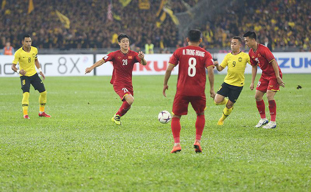 Các cầu thủ Việt Nam vây hãm tiền đạo Talaha của Malaysia