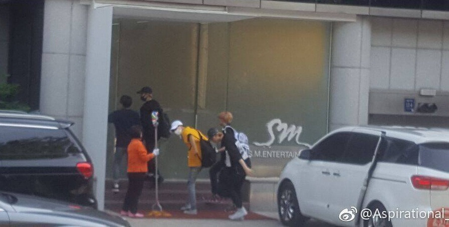 NCT Dream cúi đầu chào cô lao công trước cổng tòa nhà SM.