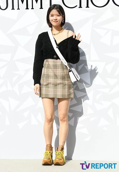 Xuất hiện tại sự kiện mới đây, Jungyeon (Twice) cực nữ tính với áo cardigan lệch vai khoe khéo xương quai xanh.