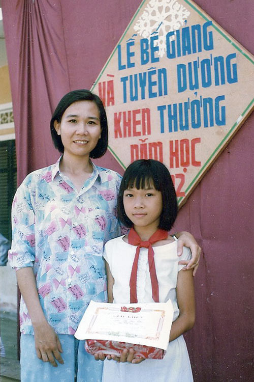 Không chỉ hát hay, nữ ca sĩ còn học giỏi và được tuyên dương, khen thưởng.