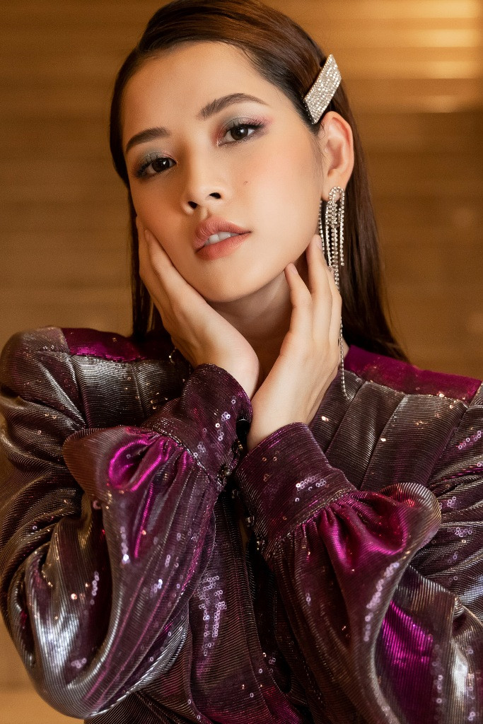 Chọn lối make-up sang trọng phù hợp với sự kiện, Chi Pu nhận được nhiều lời ngợi khen về nhan sắc ngày càng sắc sảo.