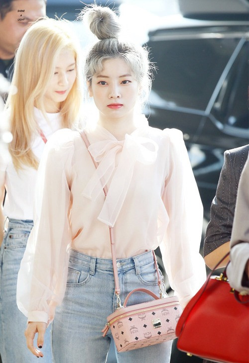 Cô nàng yêu thích phong cách nữ tính nên dù diện quần jeans cũng chọn áo thắt nơ bánh bèo cùng túi xách hồng đáng yêu.