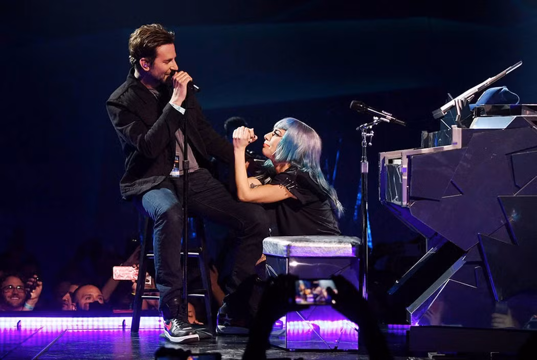 Lady Gaga tình tứ thể hiện ca khúc Shallow bên Bradley trong concert của cô ở Las Vegas.