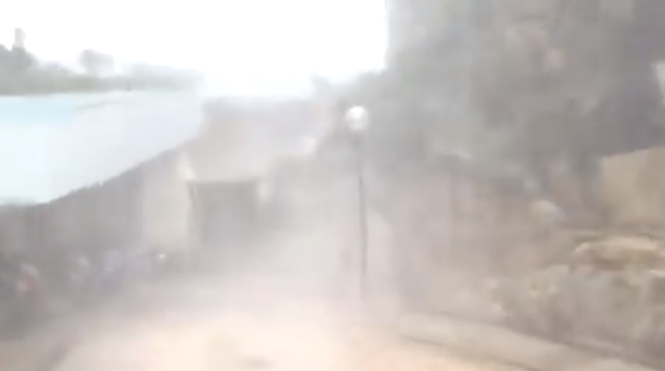 Mưa giăng trắng trời, dù đứng gần cũng chẳng thể nhìn rõ cảnh vật.