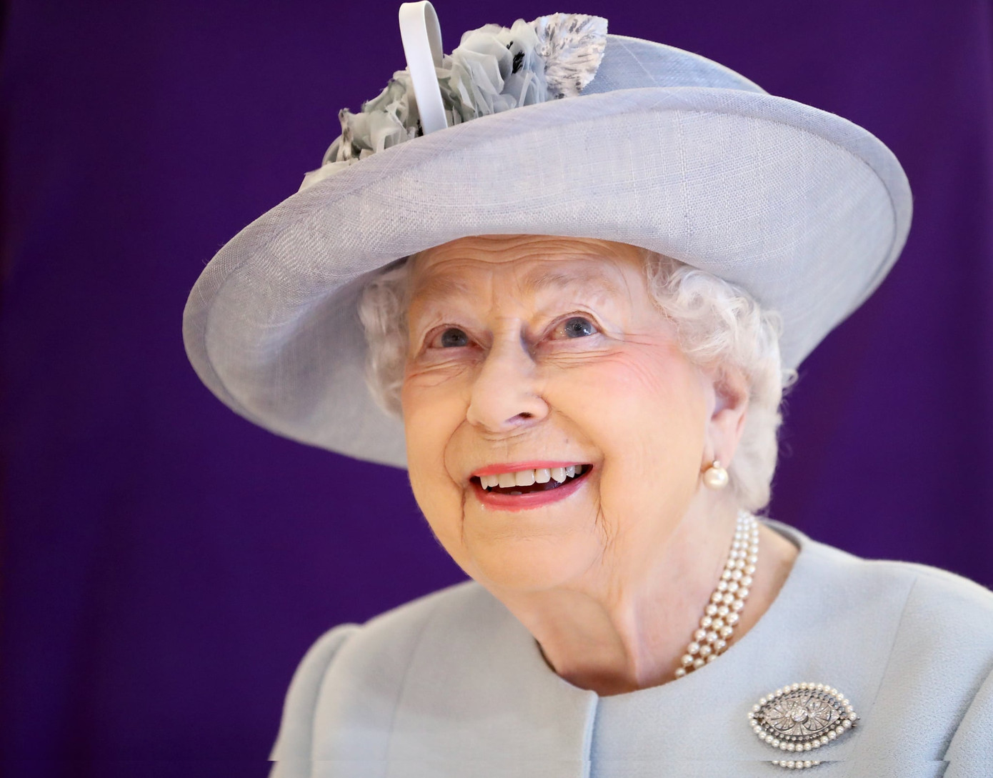 Nữ hoàng Elizabeth II và nụ cười tỏa nắng khi tới thăm Đại học Y hoàng gia vào tháng 2.
