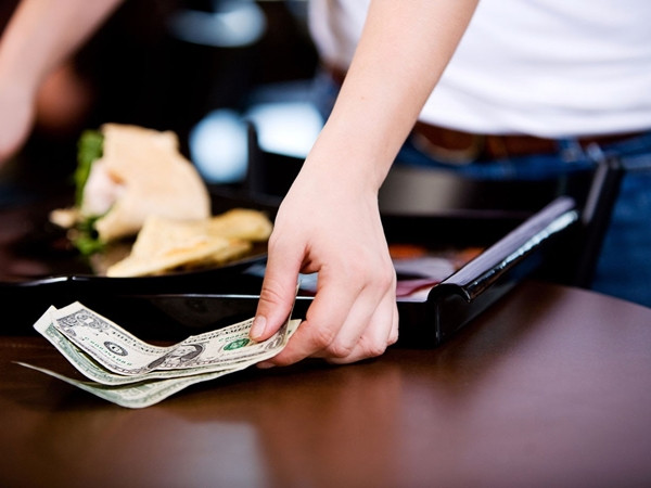 Những thực khách khó tính đôi khi sẽ để lại khoản tiền tip lớn, khi họ thấy một người phục vụ tận tụy.