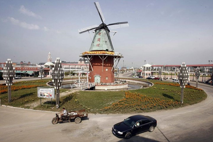 Làng Hà Lan ở vùng đông bắc tỉnh Liêu Ninh, Trung Quốc tốn 929 triệu USD để xây dựng, mô phỏng theo phong cách kiến trúc của Hà Lan từ các khu dân cư, những khu vườn cho tới các điểm tham quan.