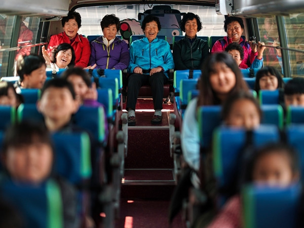 Những “học sinh lớn tuổi” cùng đi xe bus với các học sinh khác.