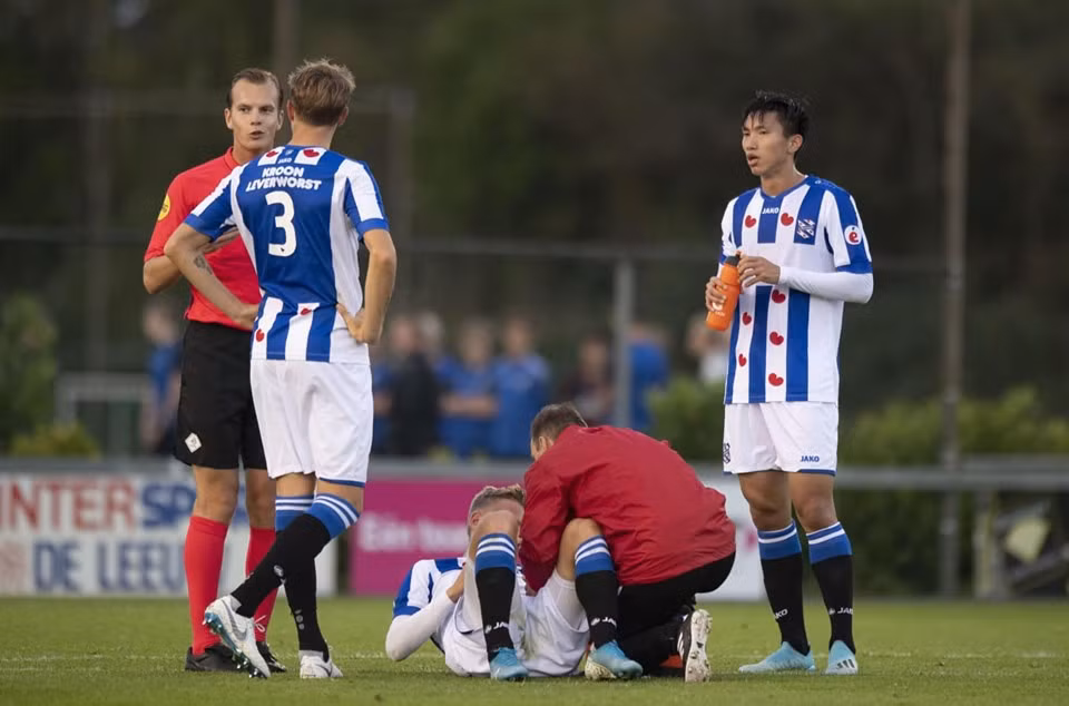 Đoàn Văn Hậu (phải) thường xuyên được chơi ở đội Jong Heerenveen. Ảnh: SC Heerenveen.