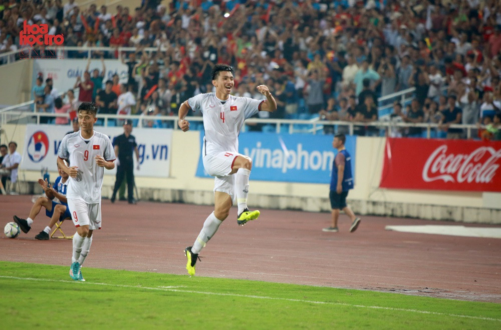 Pha lập công của cầu thủ mang áo số 4 - Đoàn Văn Hậu đã khiến người hâm mộ trên SVĐ Mỹ Đình vỡ òa sung sướng.