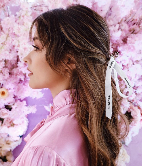 Không chỉ có Jennie mà nhiều cô gái đã hưởng ứng trào lưu sống xanh, buộc tóc bằng ruy băng gói quà như thế này.