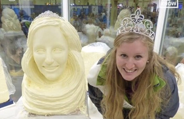 Cô gái vui vẻ chia sẻ hình ảnh với khuôn mặt sau khi được khắc họa trên bơ.