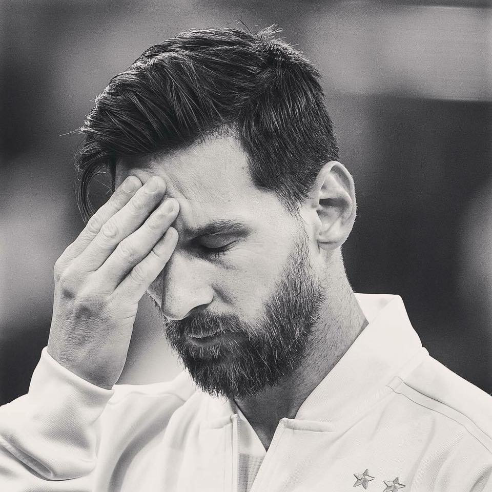 Hình ảnh thể hiện sự căng thẳng của Messi được chia sẻ rất nhiều trên facebook.