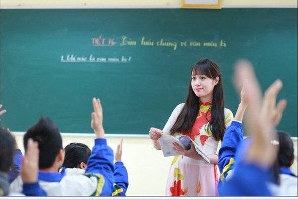 Học sinh, giáo viên phải có trang phục, hành vi ứng xử phù hợp trong trường học. (Ảnh: T.L)