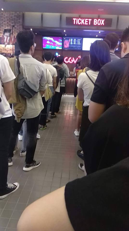 Hàng người xếp hàng chờ mua vé tại một rạp chiếu phim ở Hà Nội. (Ảnh: Minh Đức).