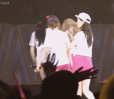 Taeyeon (SNSD) vừa di chuyển, vừa giơ một tay túm trúng búp bê. Nhìn thì đơn giản nhưng làm được như Taeyeon không dễ chút nào.