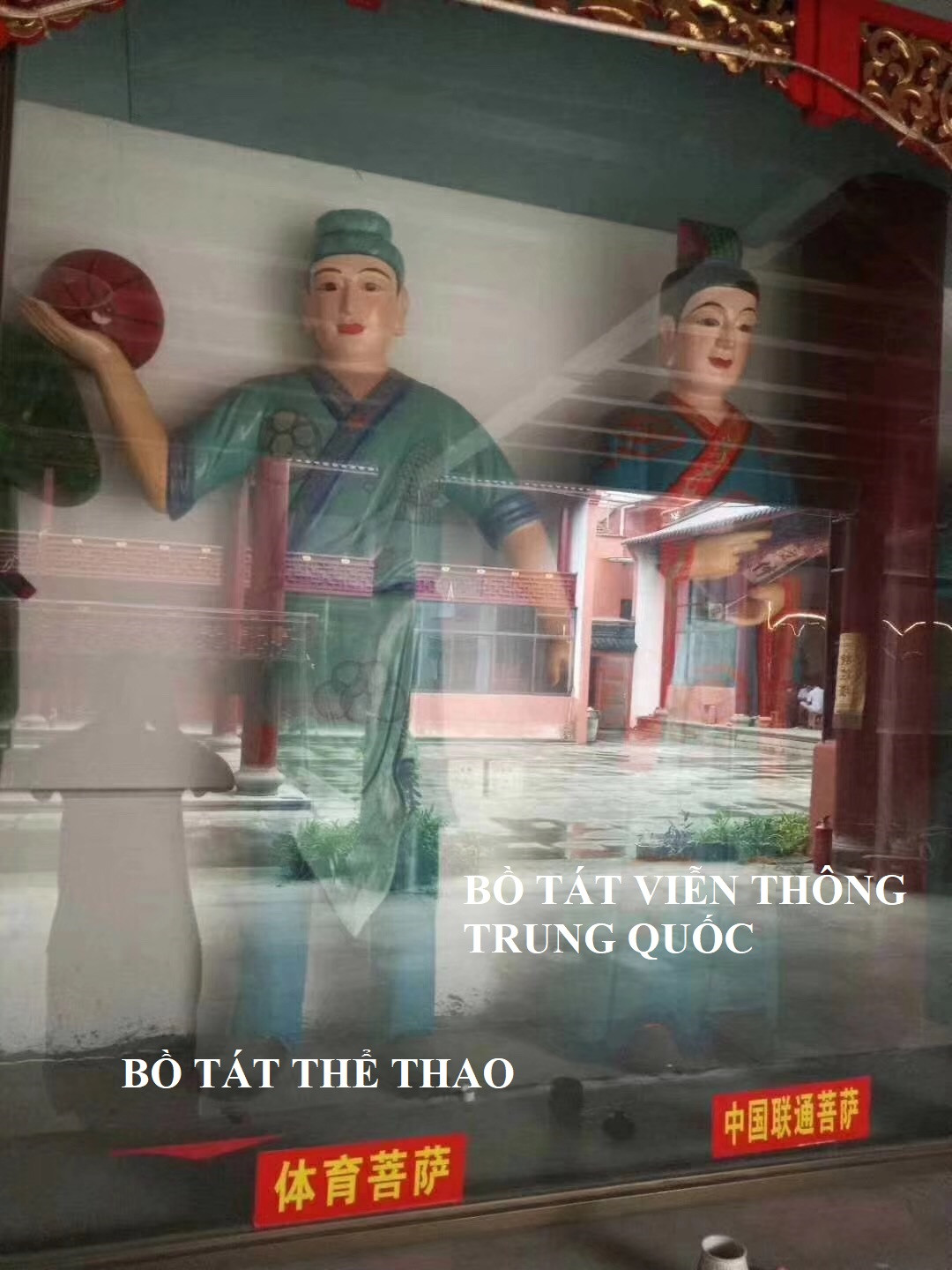 Điều khiến mọi người chú ý nhất là bức tượng Bồ Tát có tên một nhà mạng viễn thông Trung Quốc, một vị Bồ Tát chỉ phù hộ những người sử dụng nhà mạng này.