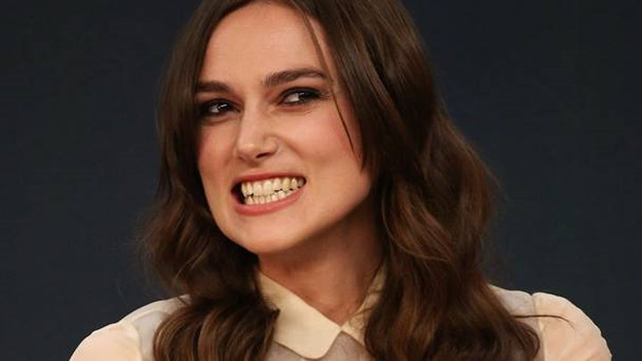 Keira Knightley được biết đến với biệt danh “Bông hồng nước Anh” qua hàng loạt các vai diễn đình đám. Sở hữu gương mặt góc cạnh, dáng người quyến rũ, khả năng diễn xuất đỉnh cao nhưng Keira Knightley lại khiến người đối diện ái ngại khi cô nở nụ cười.