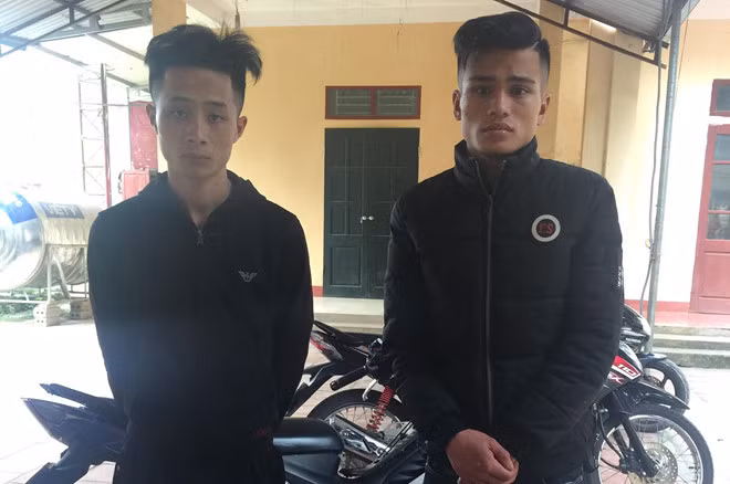 Lê Hữu Chung (trái) và Lê Văn Phú. Ảnh: Thái Thanh.