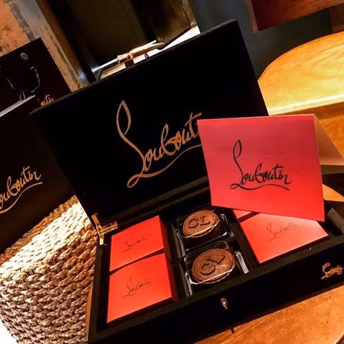 Bánh trung thu nhái hiệu Louboutin.
