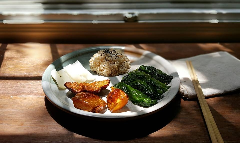 Cơm suất đơn giản thanh tịnh nhưng nhìn vẫn rất hấp dẫn.