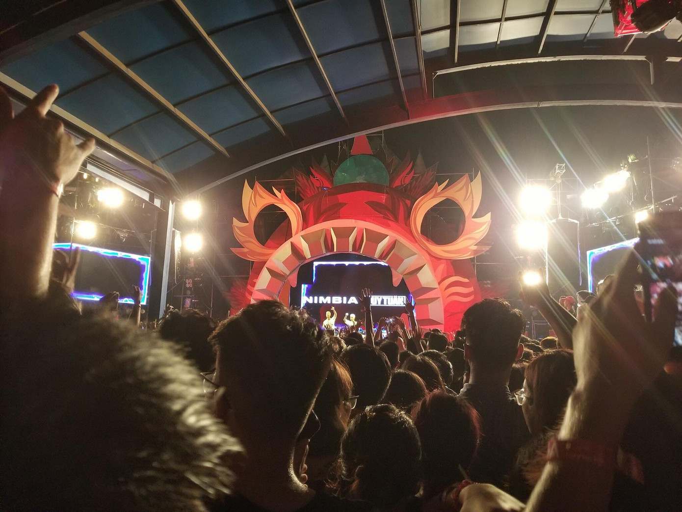 Không khí ngột ngạt, chen chúc bên trong chương trình. Ảnh: Internet.