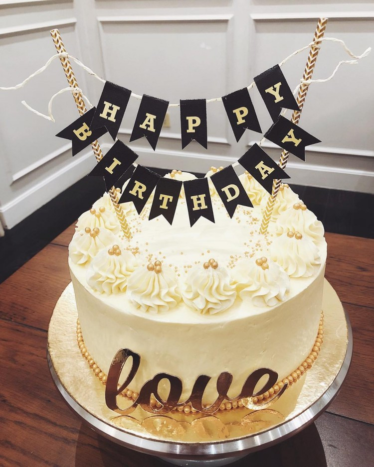 Bánh kem Hà Tăng tự tay làm tặng ông xã Louis Nguyễn.