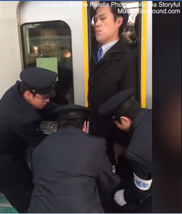 Phải cần đến ba nhân viên nhà ga "nén", "nèn" người thì cánh cửa mới có thể đóng, đoàn tàu mới chuyển bánh được.