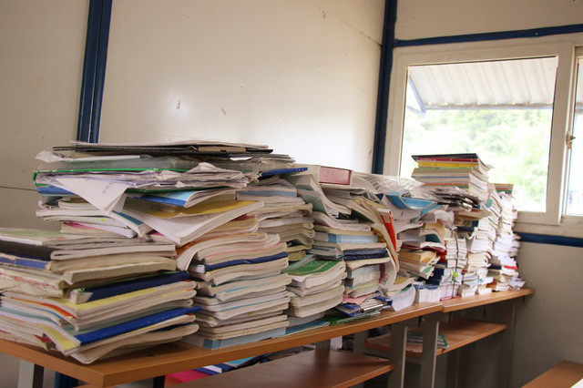 Chồng sách vở cao dày của các chiến sĩ sau mùa thi cử.