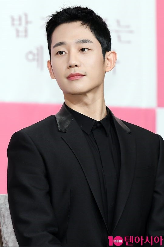 Mỹ nam đẹp không góc chết Jung Hae In đứng thứ 5 với 51 phiếu (8,9%).