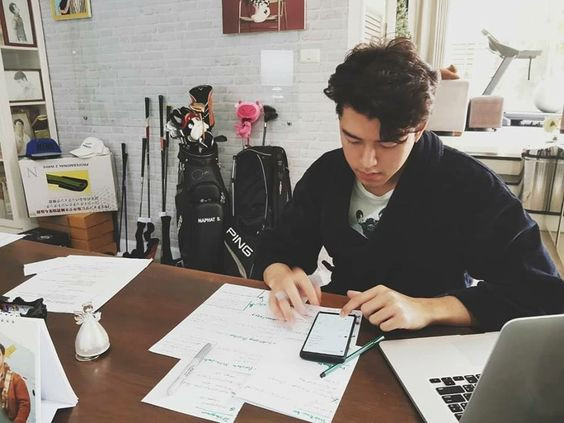 Anh không chỉ đẹp trai mà còn rất chăm chỉ làm việc nữa đấy nhé!