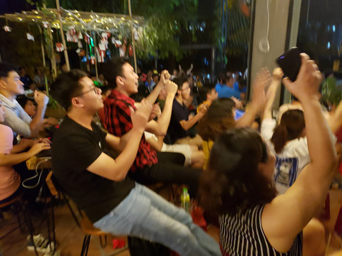 Hồi hộp khi loạt đá luân lưu bắt đầu, nhiều người vừa xem vừa cầu nguyện.