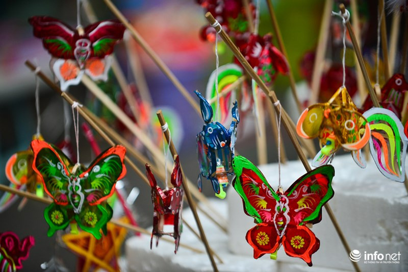 Vẫn là những đèn lồng hình cá vàng, thỏ, bướm, đèn ông sao nhưng mang kích thước siêu tí hon