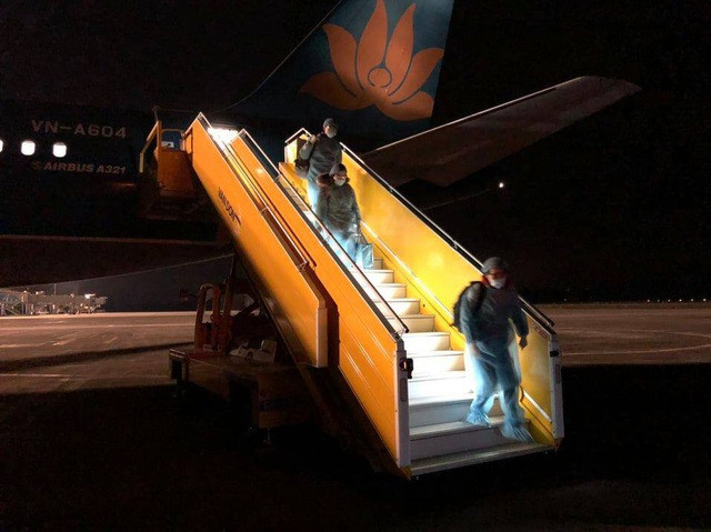 Những người Việt đầu tiên trở về từ Vũ Hán rời máy bay lúc sáng sớm.