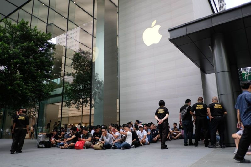 Nhiều người dùng bay đến Singapore xếp hàng để mua iPhone mới.