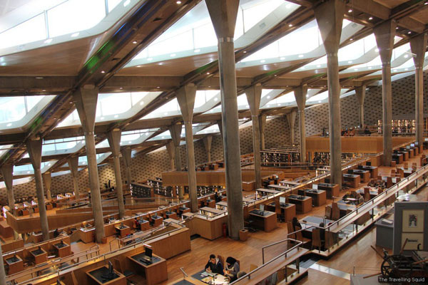 Bibliotheca Alexandrina gồm nhiều phòng đọc sách rộng lớn.