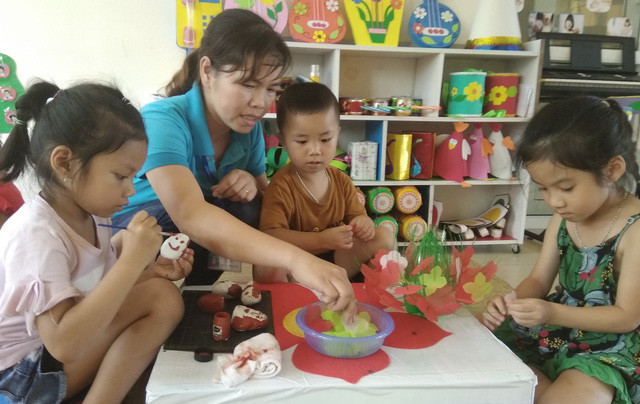 Về hành vi ứng xử đối với học sinh, giáo viên cần mẫu mực, yêu thương, bao dung và trách nhiệm, không bạo hành trẻ. Ảnh minh họa.