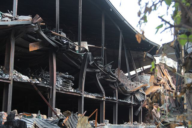 Đám cháy đã thiêu rụi nhiều máy móc, nguyên phụ liệu, hàng hoá, hàng trăm m2 trong tổng diện tích 6.000 m2 nhà kho bị sập.