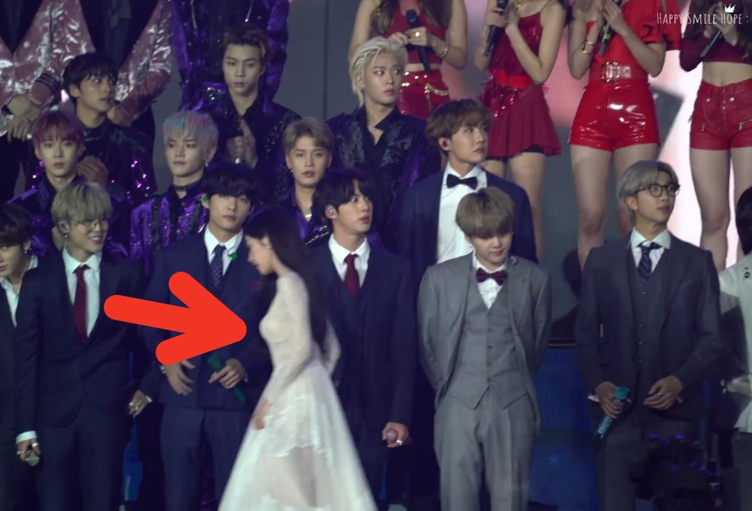 Rõ ràng là trong khi các thành viên khác của BTS nhìn về một hướng khác thì Jimin chỉ mải mê ngắm Irene mà thôi. Có lúc anh chàng còn mỉm cười nữa kia.