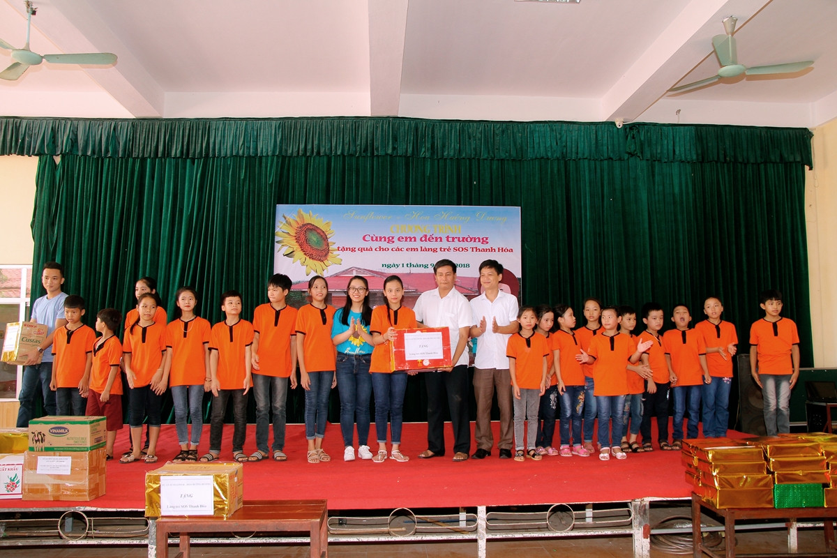 Món quà chung dành cho cả Làng trẻ SOS Thanh Hóa đã được gửi tới bác Phan Văn Ấm.