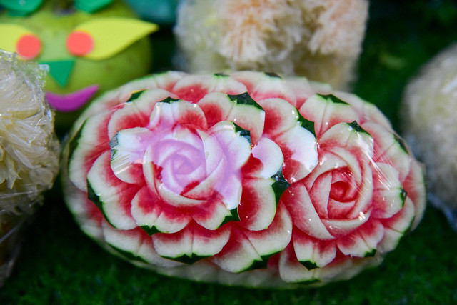 Ngoài chó làm từ bưởi, nhiều loại hoa quả khác cũng được bán phục vụ Trung thu như dưa hấu khắc hình hoa hồng...