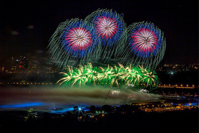 Khoảnh khắc ấn tượng khi pháo hoa được phóng trên bầu trời Nga trong lễ hội âm nhạc năm nay.