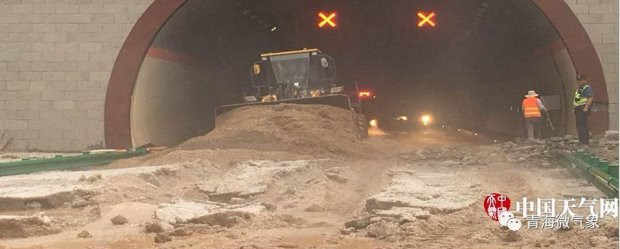 Cũng giống như các tỉnh thành khác của Trung Quốc, Thanh Hải vào đầu tháng 7 cũng trải qua một đợt nắng nóng và các trận mưa lớn, gây ra nhiều dòng chảy bùn cát, khiến tình hình giao thông ở đây bị ảnh hưởng.