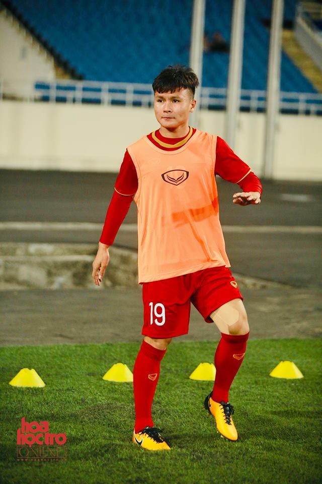 Quang Hải khởi động trước khi vào sân ở hiệp hai.