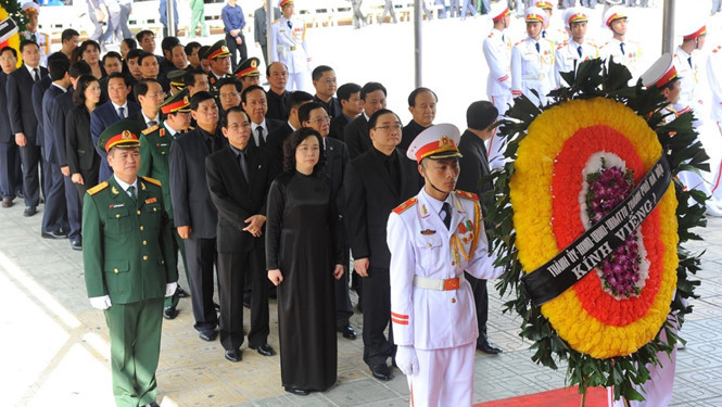 Đoàn Thành ủy, UBND, HĐND và Ủy ban Mặt trận Tổ quốc thành phố Hà Nội do ông Hoàng Trung Hải, Bí thư Thành ủy Hà Nội làm trưởng đoàn vào viếng Chủ tịch nước Trần Đại Quang. ẢNH: NGỌC THẮNG.