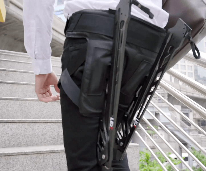 Bạn chẳng cần phải lo đến trọng lượng hay vướng víu. Để tiện cho việc “mặc” trên người, chiếc ghế này được được làm từ hợp kim nhôm rất nhẹ và gọn gàng, bạn có thể mang theo và đi đến bất cứ chỗ nào.